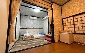 Lucky Hotel専用シャワルームとトイレ付き